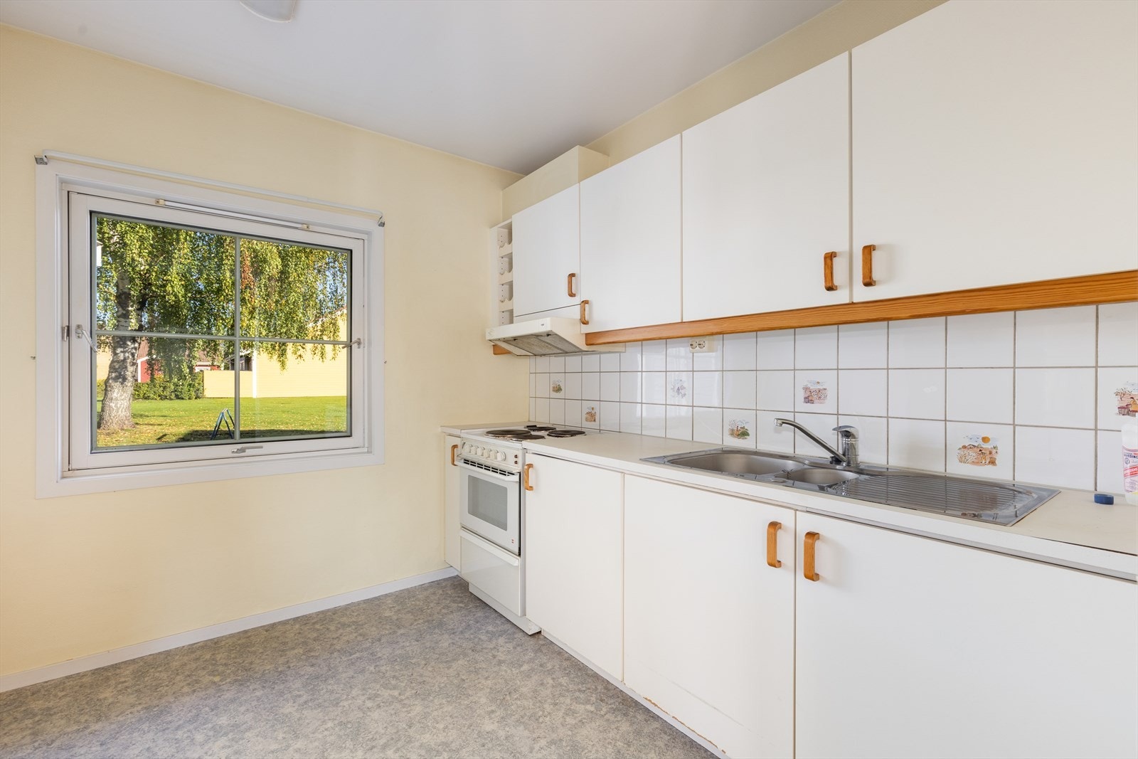 Trivelig kjøkken med fin plass til kjøkkenbord i forbindelse med vindu. Galleribilde