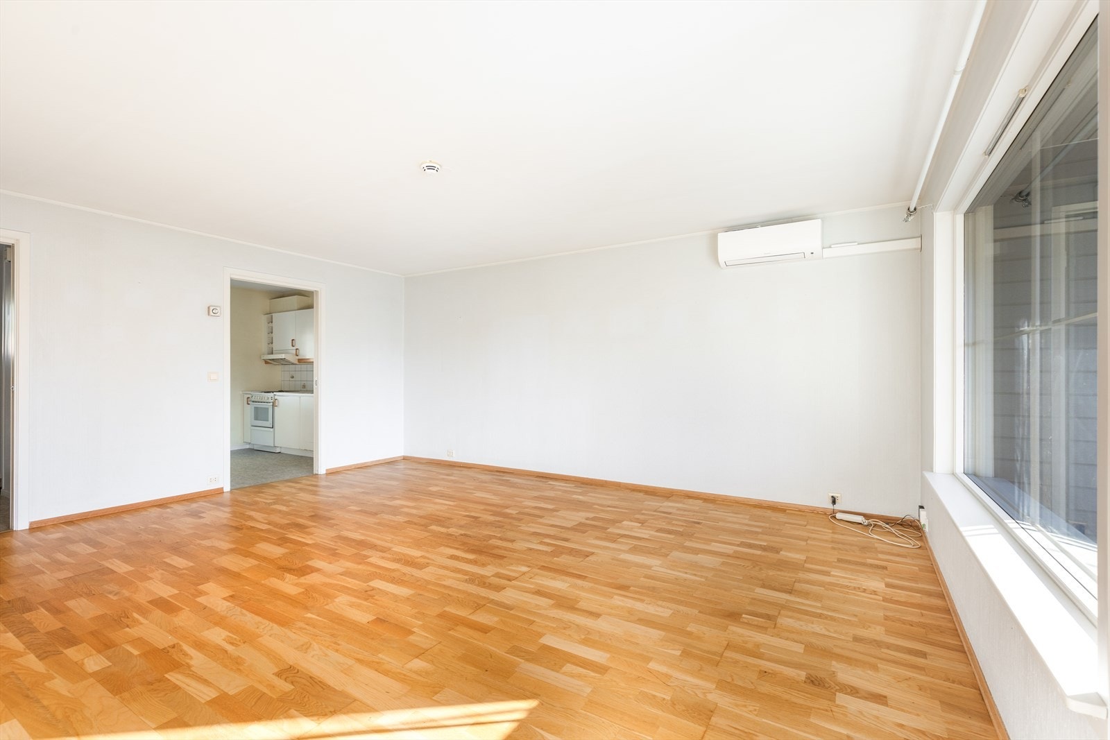 I stuen er det montert varmepumpe fra 2024. Det er også pipe med mulighet for å montere ildsted om ønskelig. Det er varmekabler i alle gulv bortsett fra soverom. Galleribilde