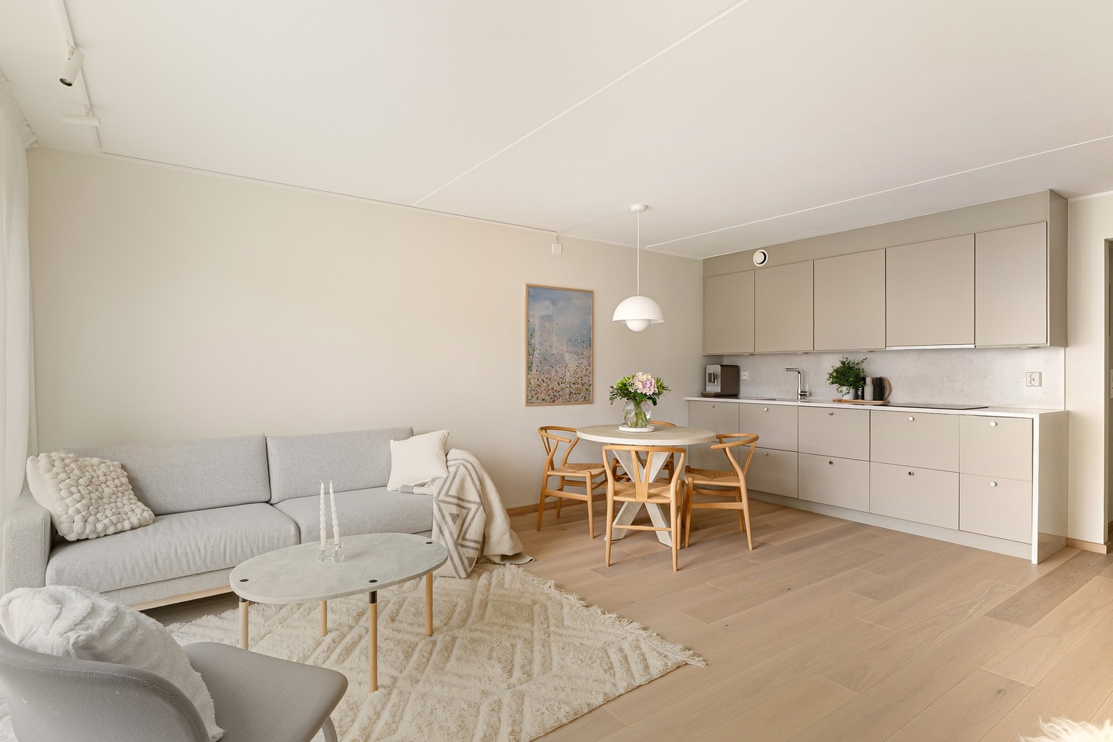 Gjennomført og innbydende, med lyse overflater og 1-stavs parkett på gulv. Galleribilde