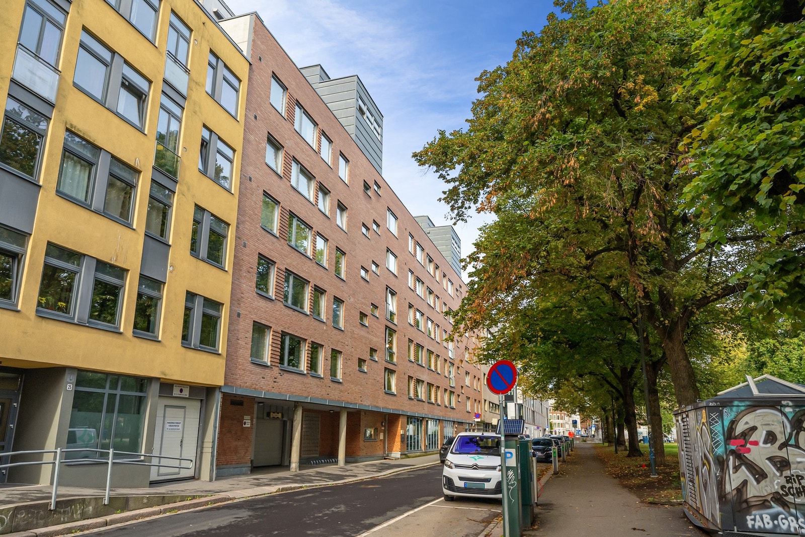 Sentral beliggenhet med kort vei til kaféer, restauranter, dagligvare, offentlig transport, tur- og rekreasjonsområder mm. Galleribilde