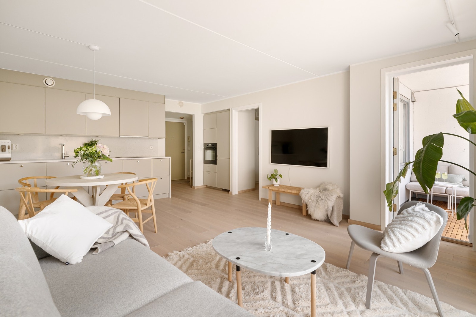 Stuen oppleves lys og luftig, og kan enkelt innredes med flere soner. Galleribilde