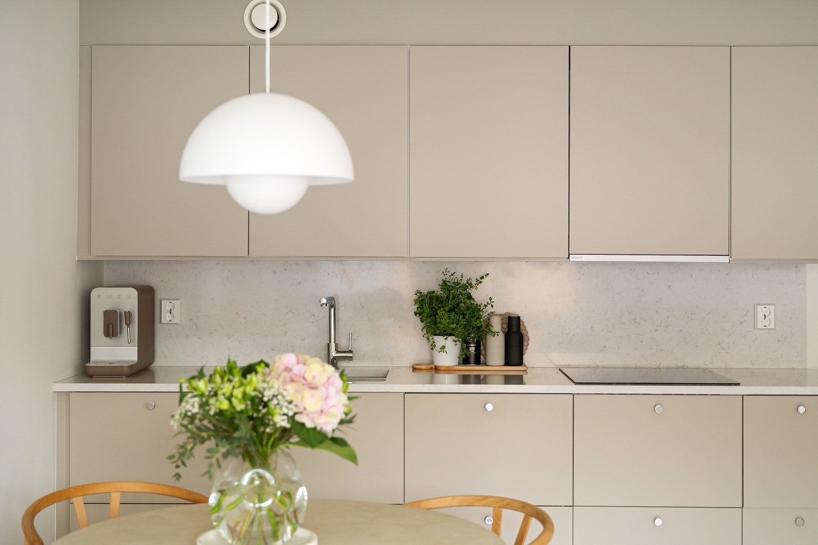 Slette fronter og benkeplate i komposittstein. Galleribilde