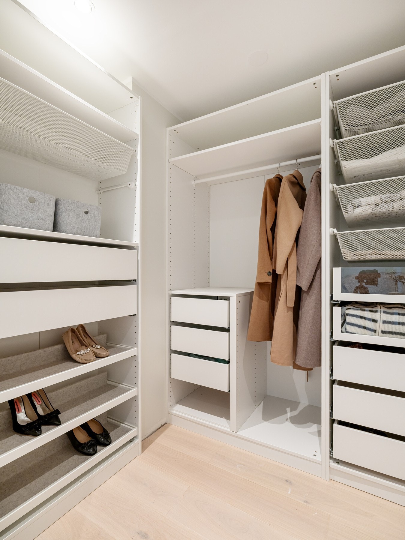 Praktisk innredning med skuffer, hyller og oppheng. Galleribilde