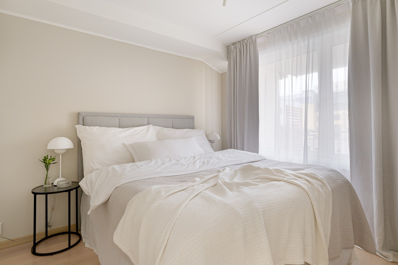 Romslig soverom med god plass til dobbeltseng, nattbord og garderobe. Galleribilde