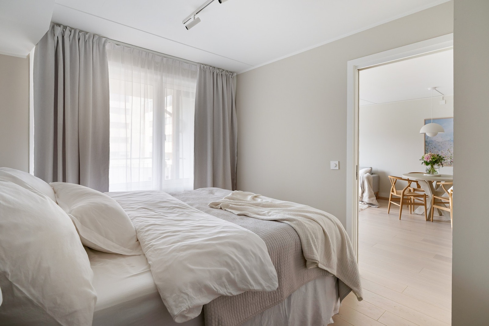 Soverommet vender mot balkongen og bakgården. Galleribilde