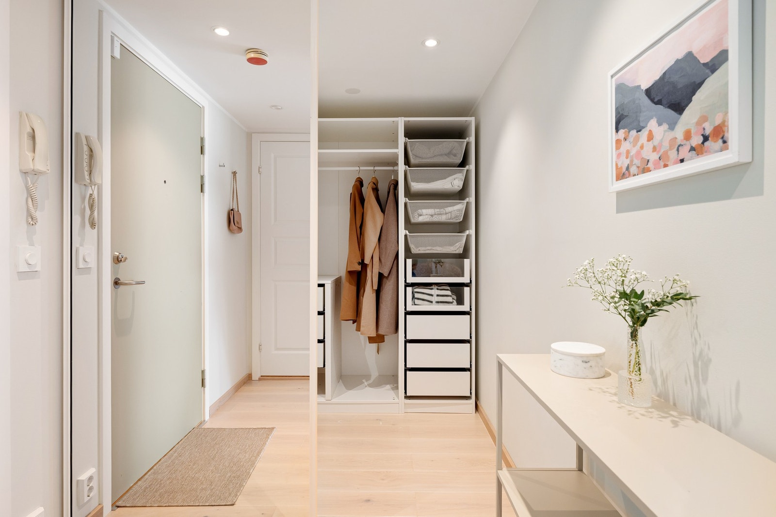 Romslig garderobe i tilknytning til entreen. Galleribilde