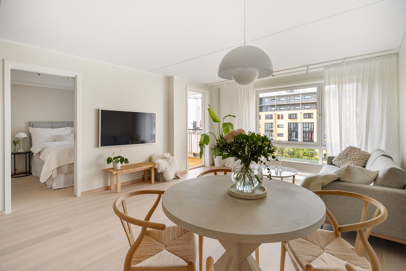 Lys og lekker 2-roms andelsleilighet med sentral, men tilbaketrukket beliggenhet. Galleribilde