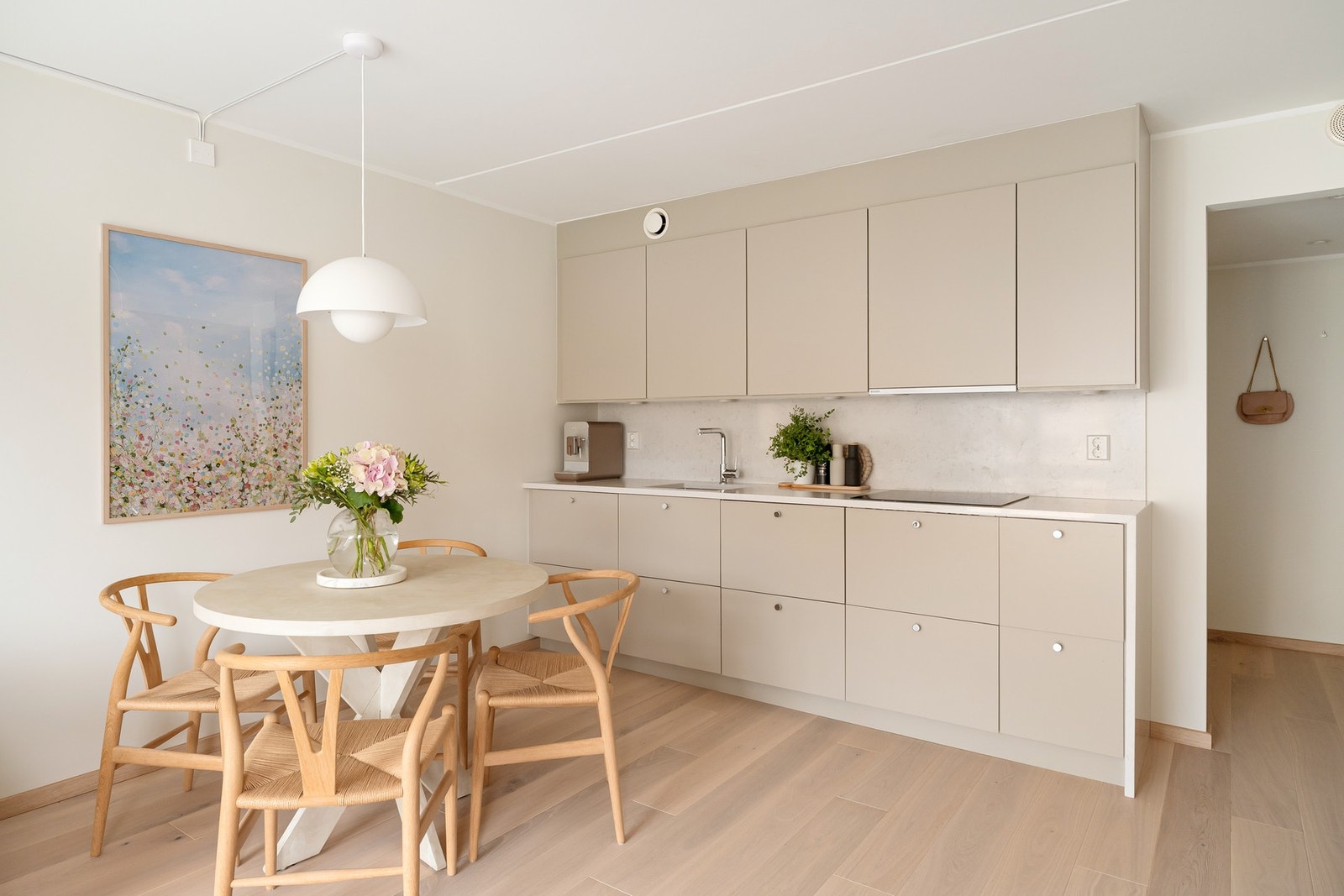 Integrerte hvitevarer inkluderer platetopp, stekeovn, oppvaskmaskin og kjøleskap med fryser. Galleribilde