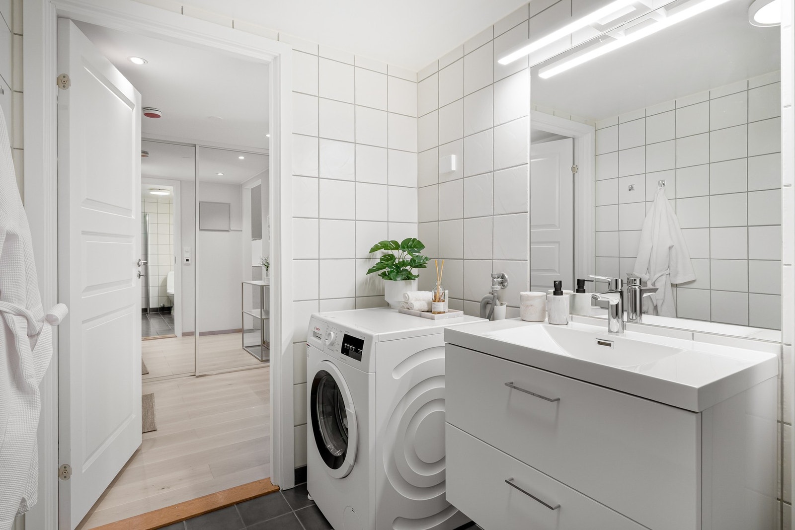 Oppvarming, varmtvann og TV/bredbånd er inkludert i fellesutgiftene. Galleribilde