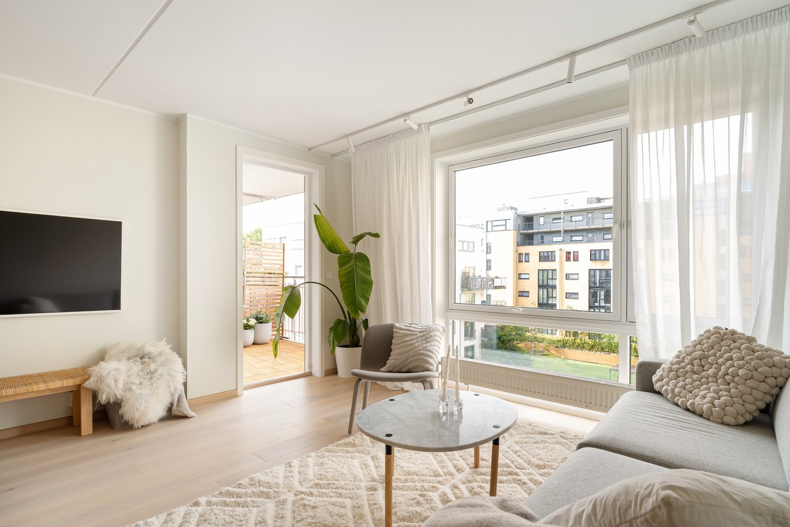 Fra stuen er det utgang til en sydvendt balkong med gode solforhold. Galleribilde