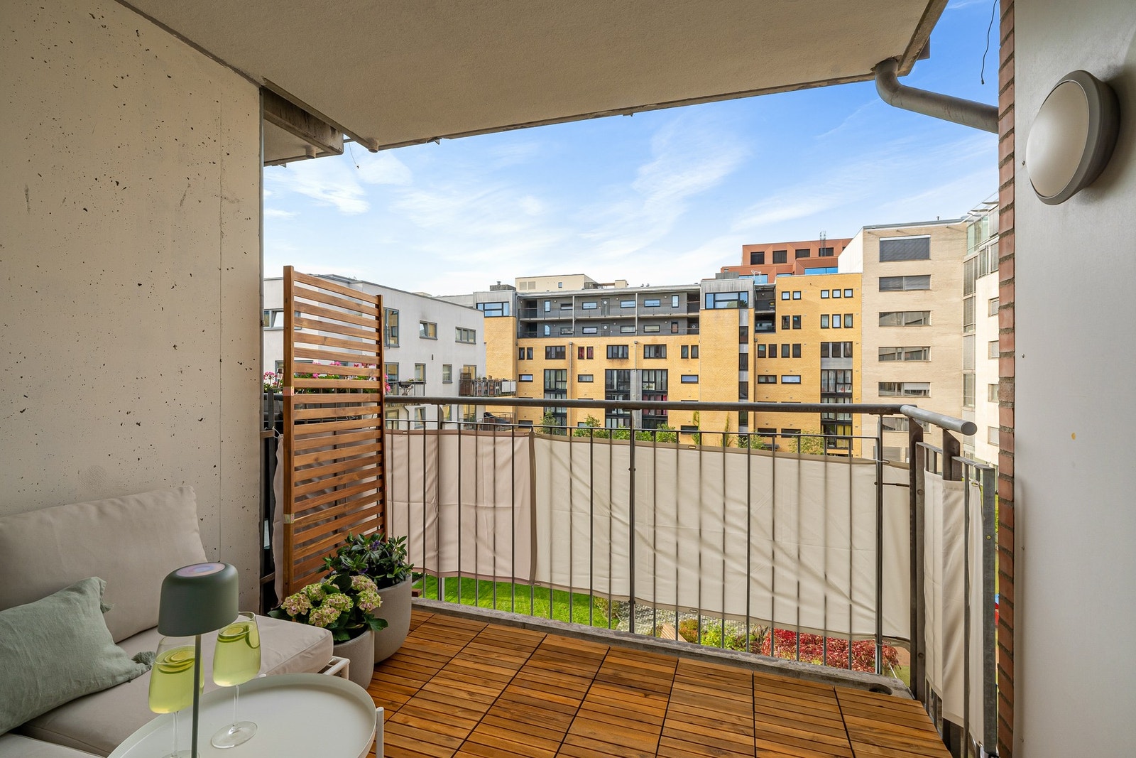 God plass til utemøblement, grill og beplantning. Galleribilde