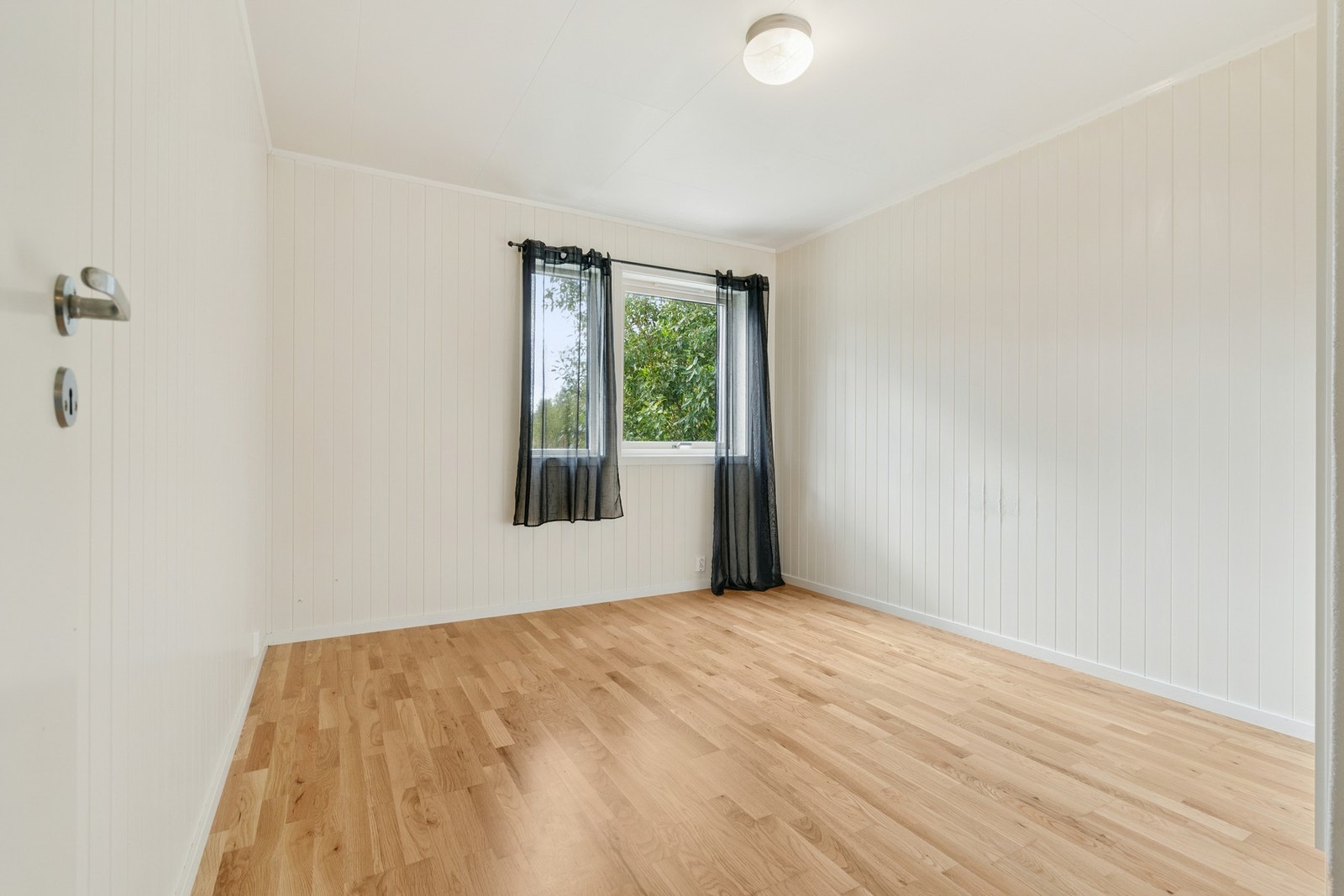 I første etasje får man tilgang på tre soverom, alle av fin størrelse. Galleribilde