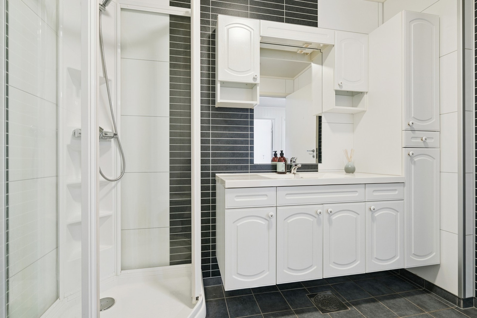 Rommet har stor og lys innredning og dusjkabinett. Galleribilde