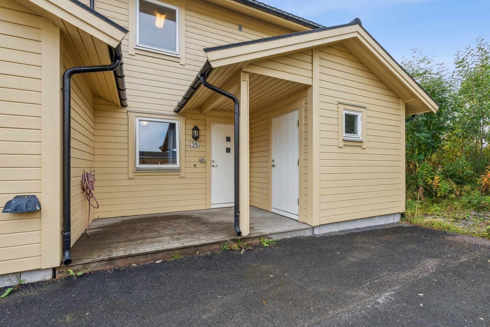 Inngangsparti med tilknyttet bod. Galleribilde