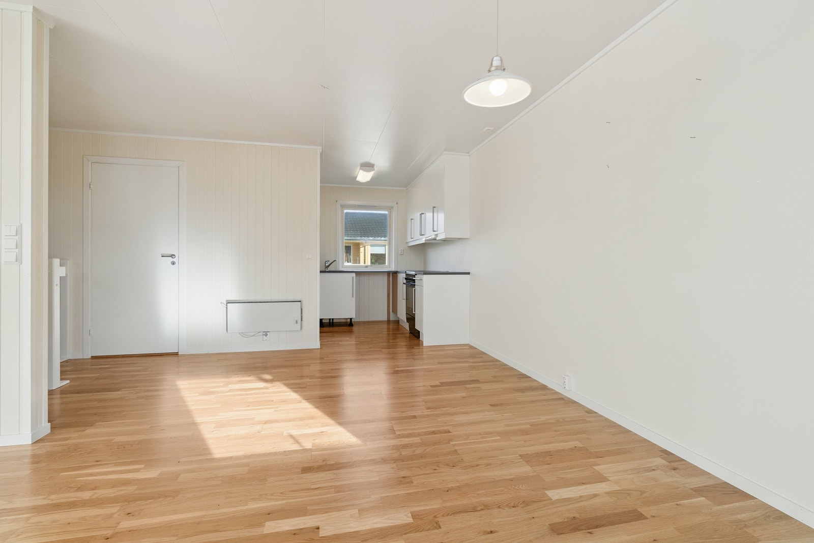 Delvis fratrukket kjøkken, med tilstrekkelig arbeids- og oppbevaringsflate. Galleribilde