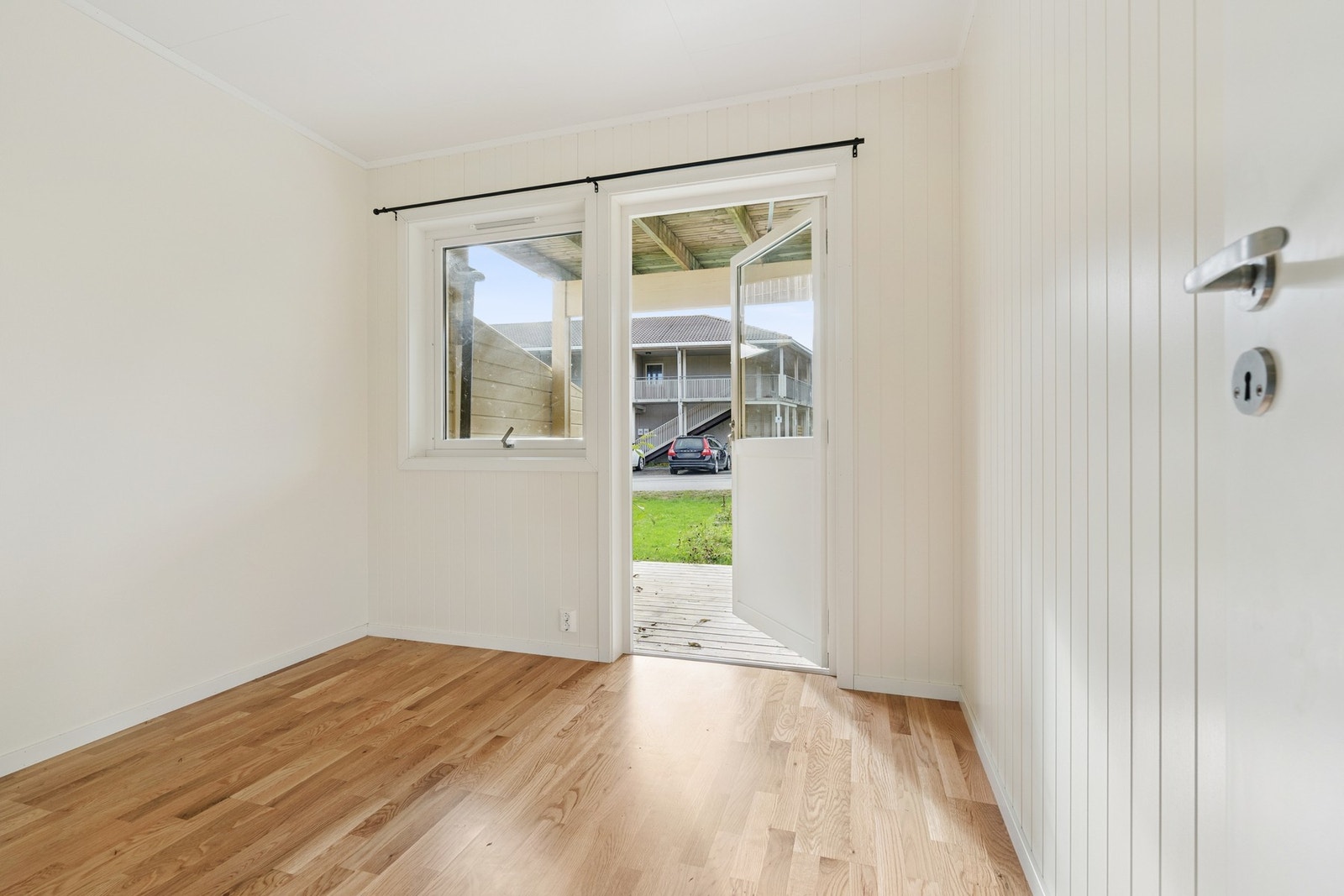 Et av soverommene gir adkomst til en flott platting. Galleribilde