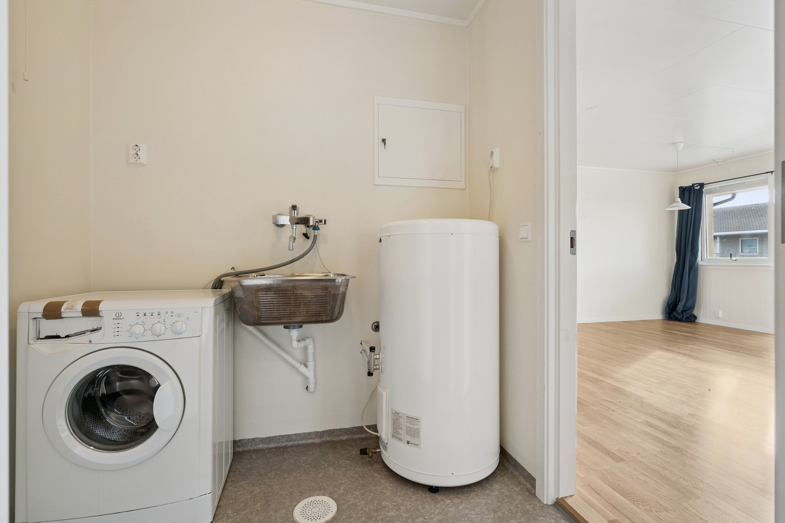 Praktisk med separat vaskerom! Rommet har opplegg for vaskemaskin og utslagsvask. Galleribilde