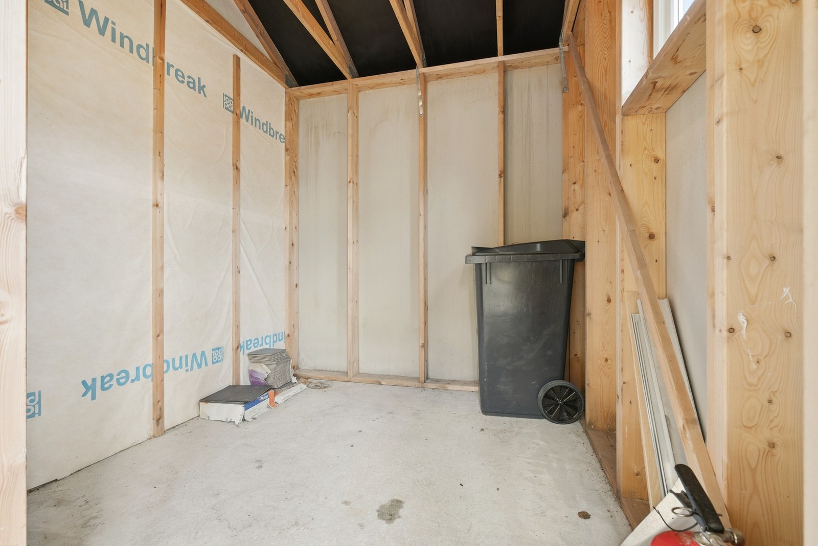 Praktisk utvendig bod, med god plass for ulik oppbevaring. Galleribilde