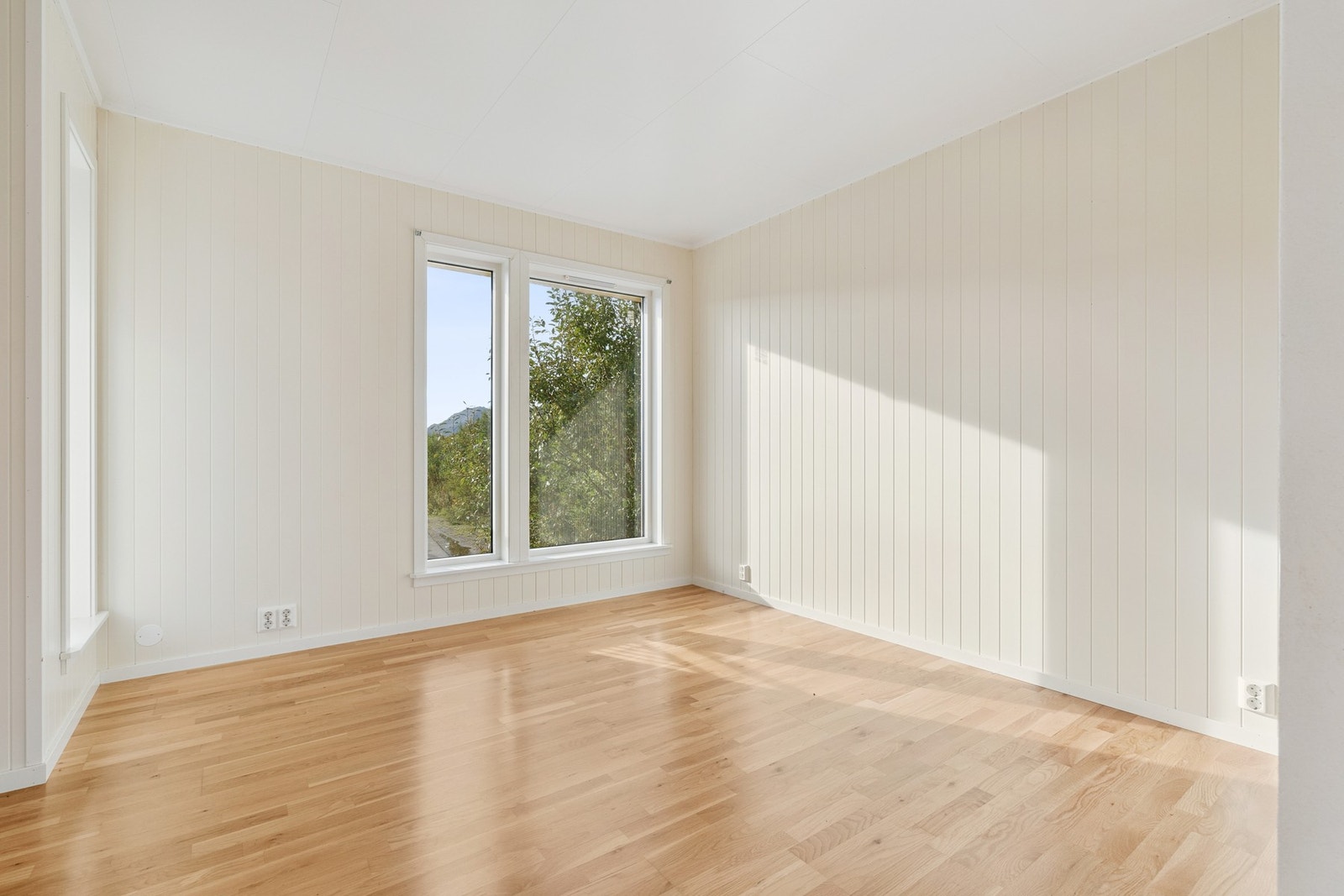 Stuen er praktisk utformet og gir plass for møblering i ulike soner, som en trivelig TV-krok, litt fratrukket kjøkkenet. Galleribilde