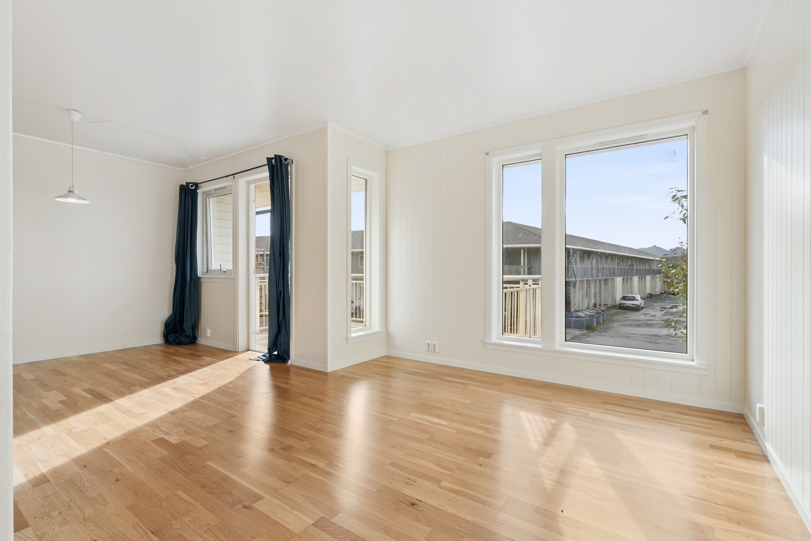 Hovedetasjen består av en luftig og delvis åpen stue- og kjøkkenløsning, med utgang til balkong. Galleribilde