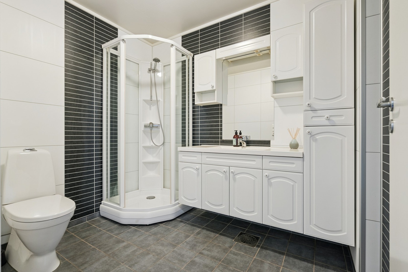 Romslig baderom med fliser på gulv, med herlig varme i. Galleribilde