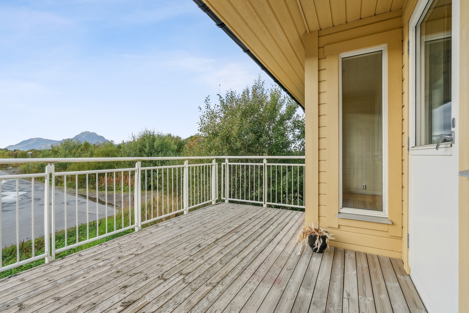 Boligen ligger i sentrumsnære, tilbaketrukne og barnevennlige omgivelser. Galleribilde