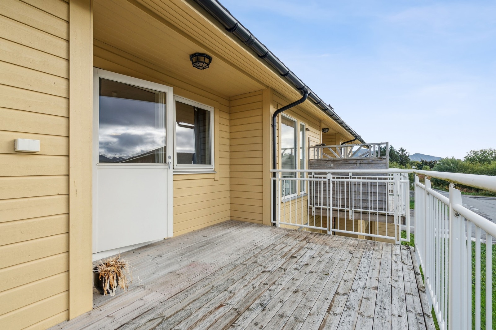 Solvendt balkong med utgang fra stuen og kjøkkenet, med plass for ulikt utemøblement. Galleribilde