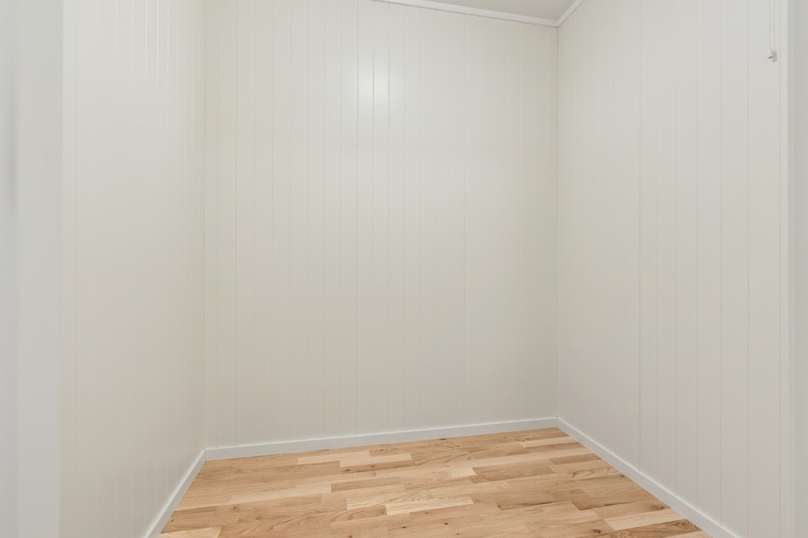 Bod med adkomst fra boligens vaskerom, med plass for ulik oppbevaring. Galleribilde