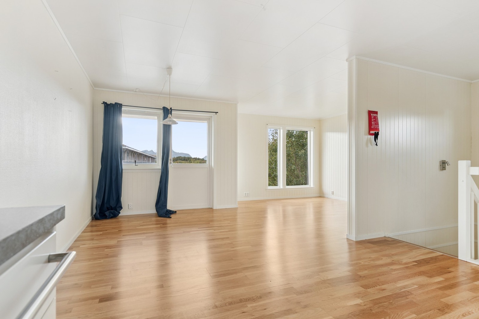 Oversiktlig rom med mye lysinnslipp, via store vindusflater. Galleribilde