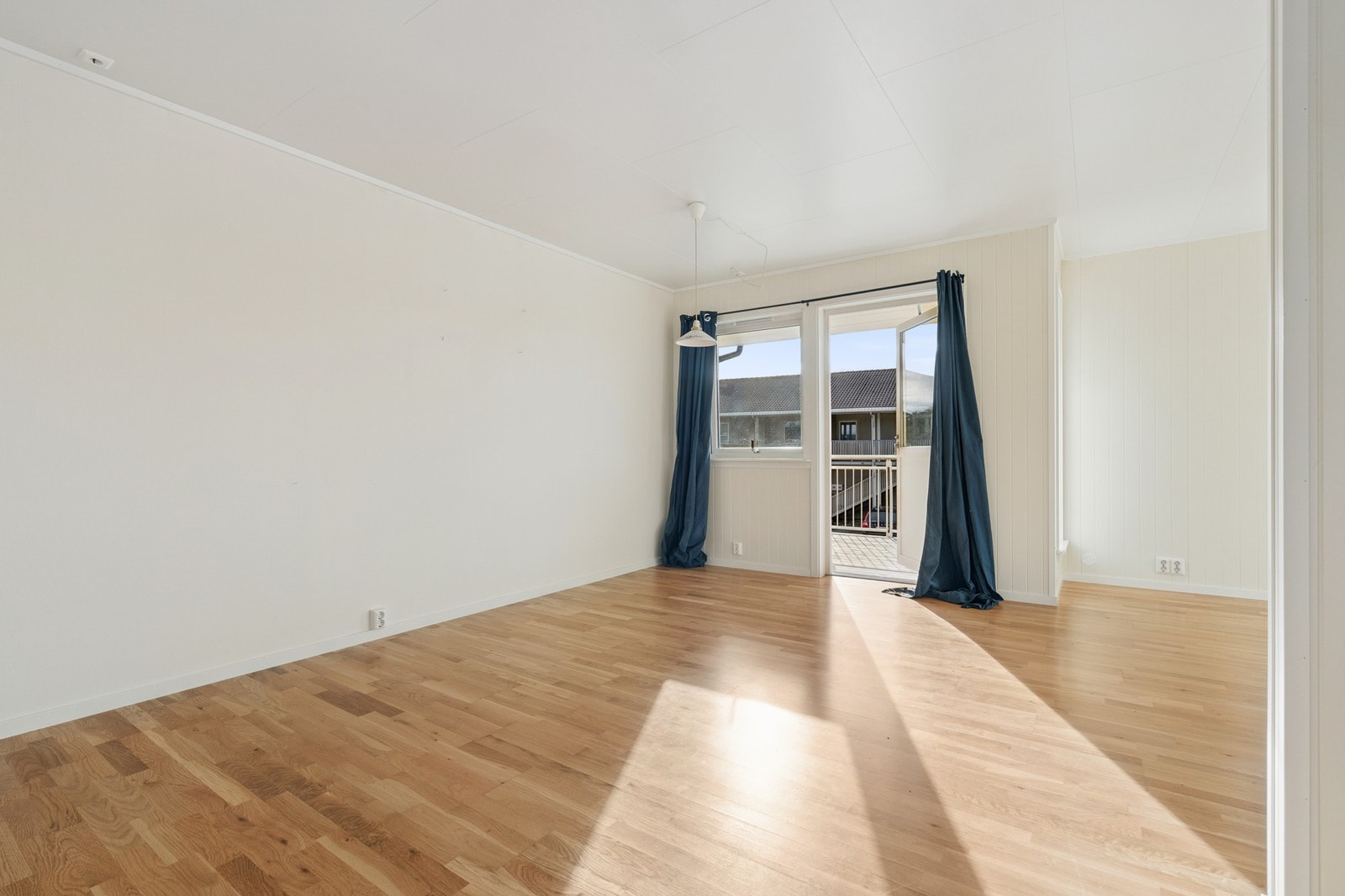 Stuen blir tilført et tilstrekkelig tilleggsareal på varme dager, som følger av en solvendt balkong. Galleribilde