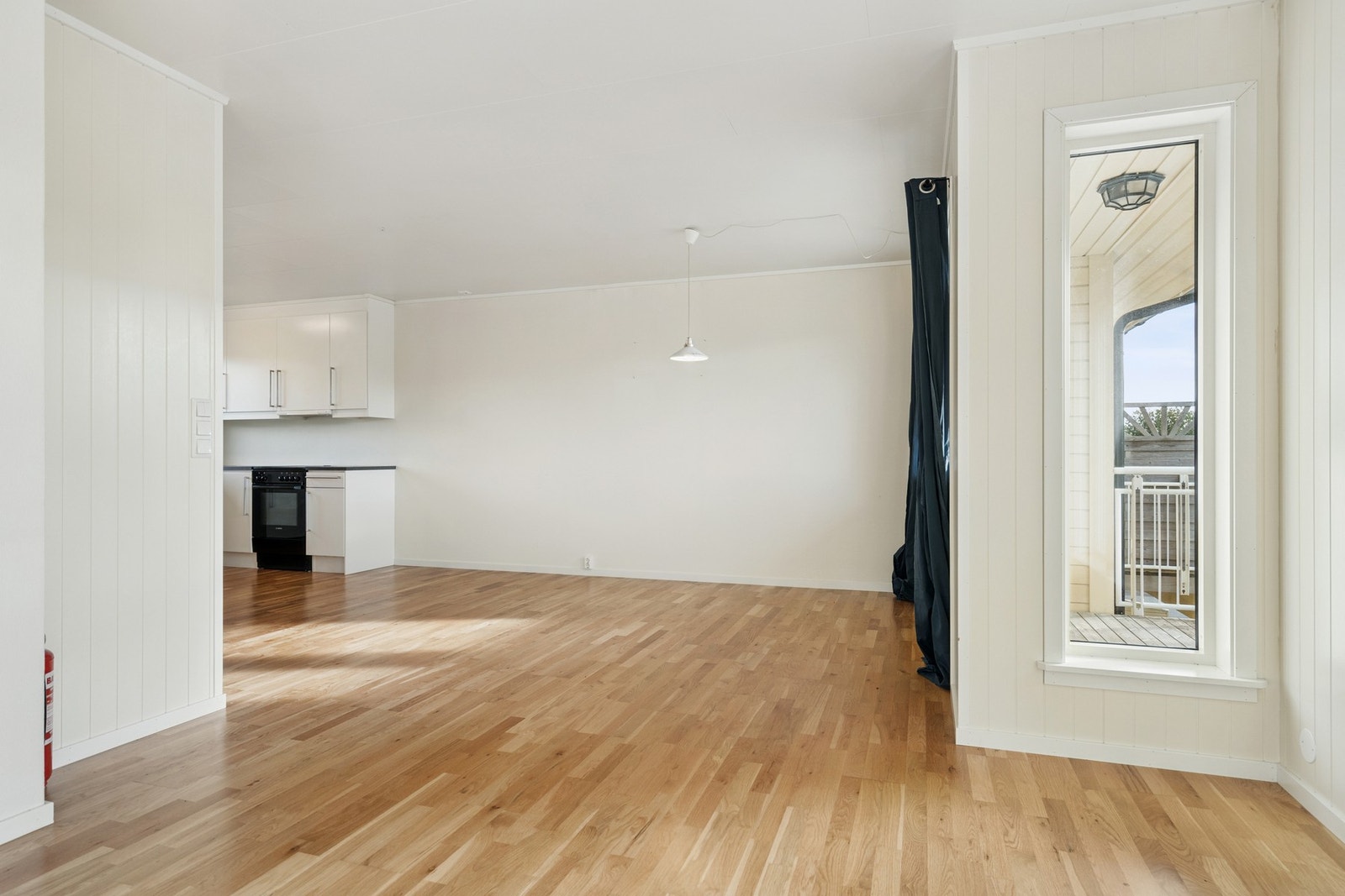 I den andre delen av stuen er det plass for etablering av spisesone, i nærheten av kjøkkenet. Galleribilde