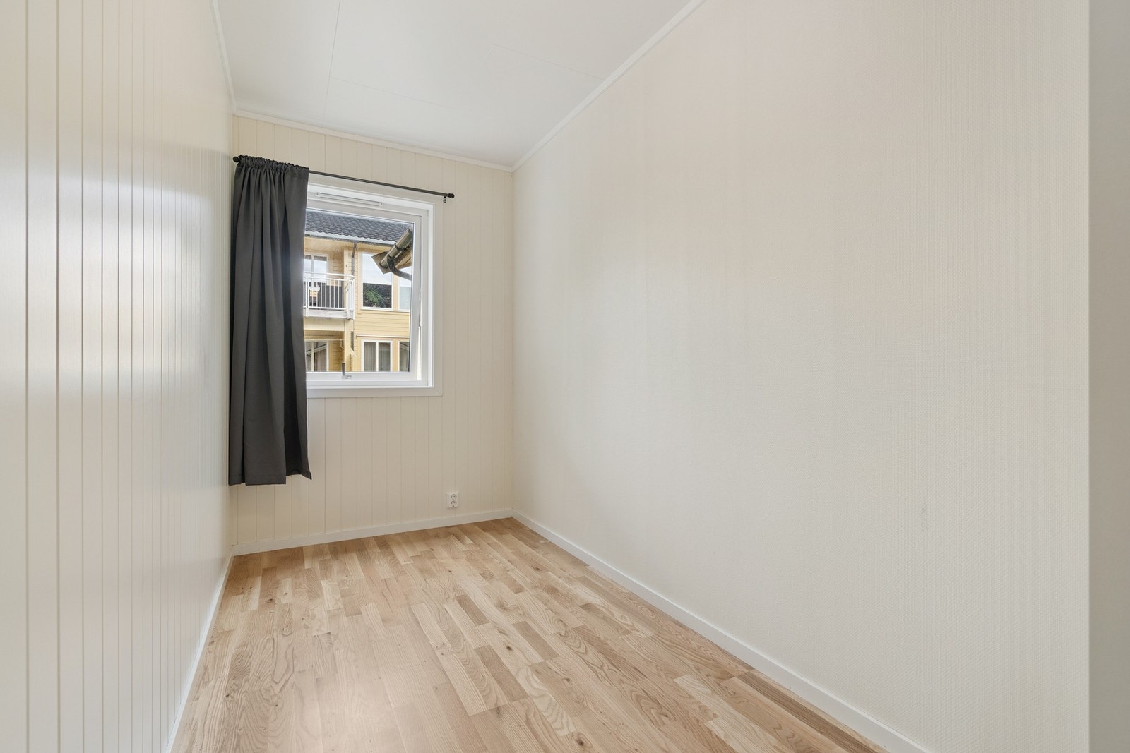 Lyse overflatematerialer og store vindusflater, skaper et behagelig inneklima i rommene. Galleribilde