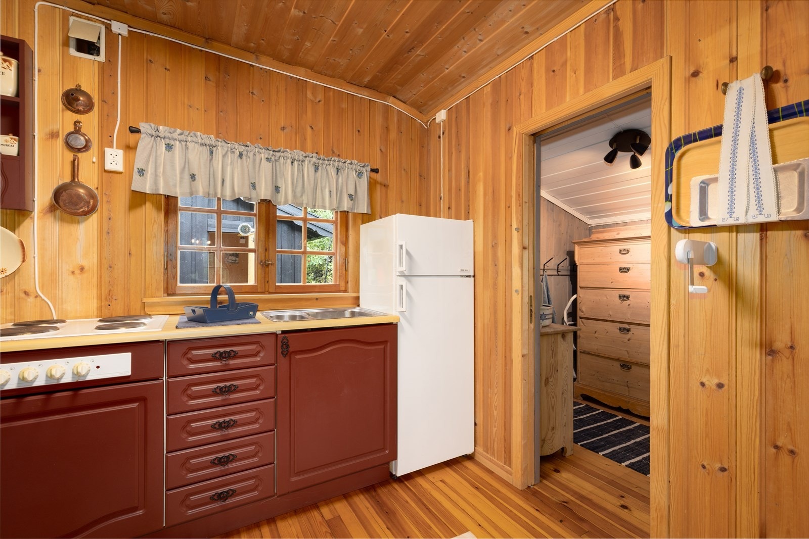 Overflater i hytta består av furu på gulv, trepanel på vegger og trepanel i tak. Galleribilde