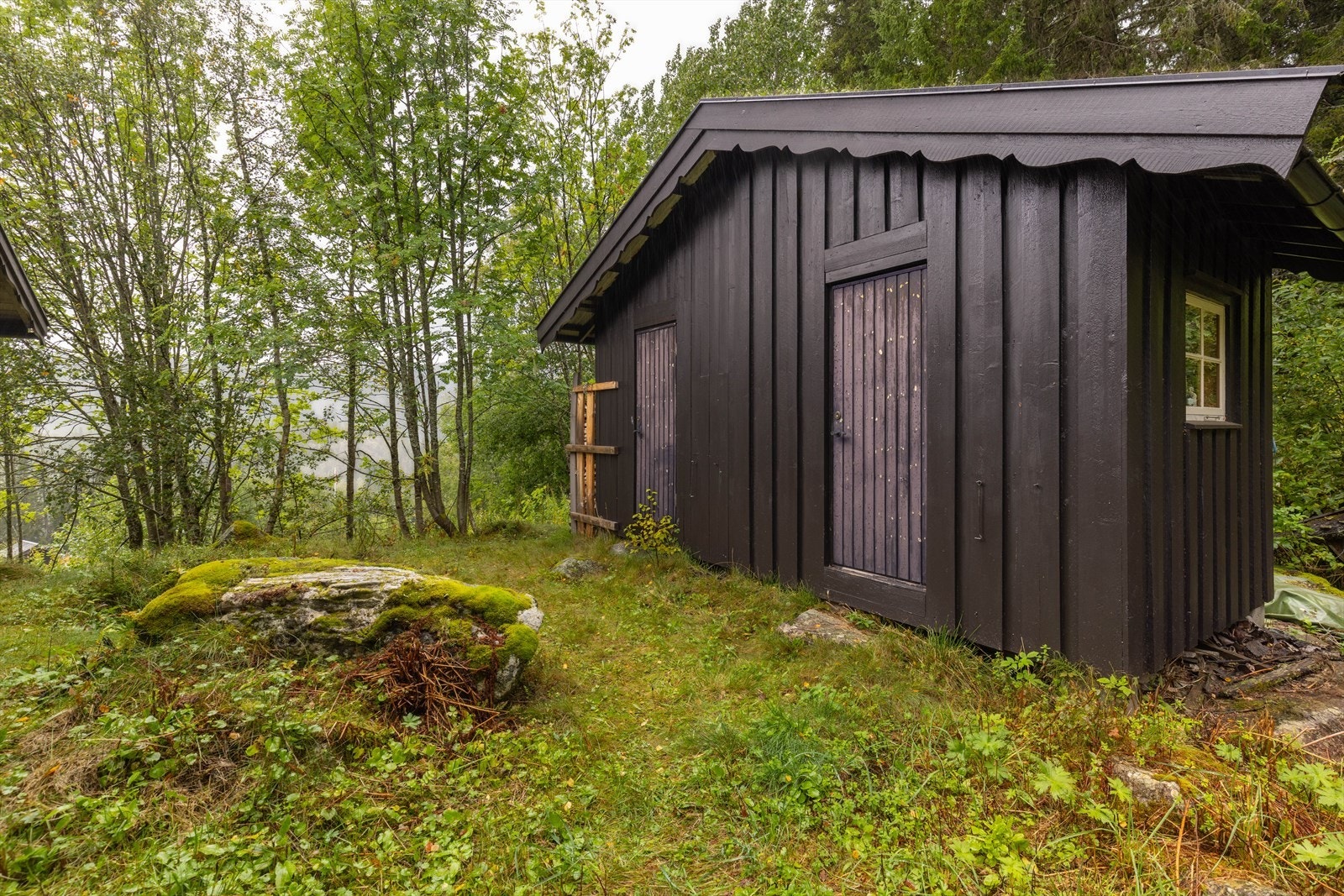 I tillegg er det oppført et uthus med bod og toalettrom på eiendommen. Galleribilde