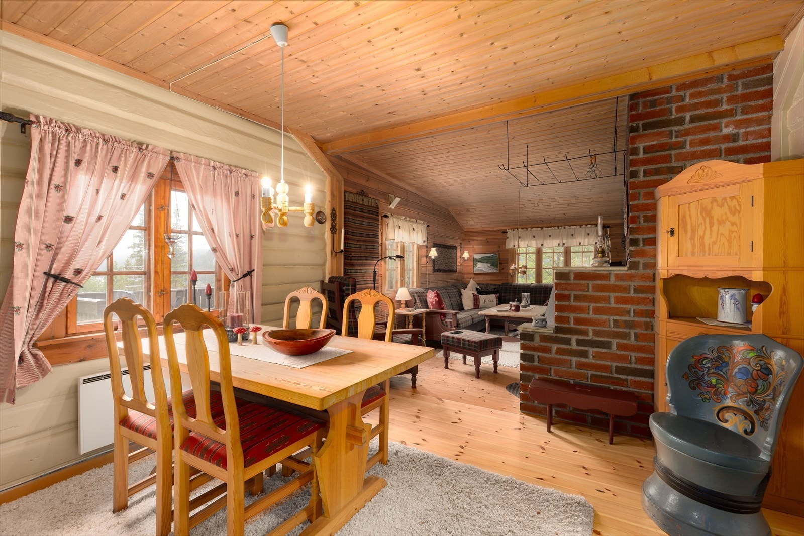 Hytta har en koselig to-delt stue med vedovn for lun varme på kaldere dager. Galleribilde