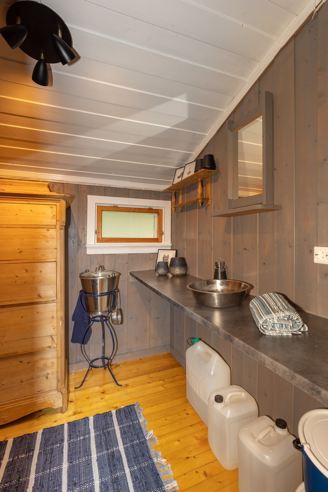 Enkelt vaskerom med benk. Galleribilde