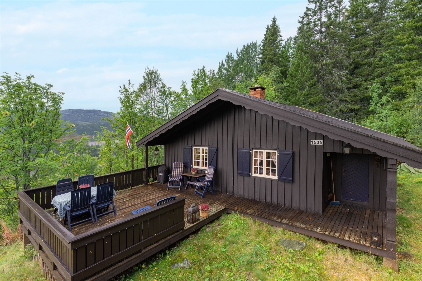 Trivelig hytte med usjenert og flott beliggenhet med nydelig utsikt i naturskjønne omgivelser i Bondal. Galleribilde