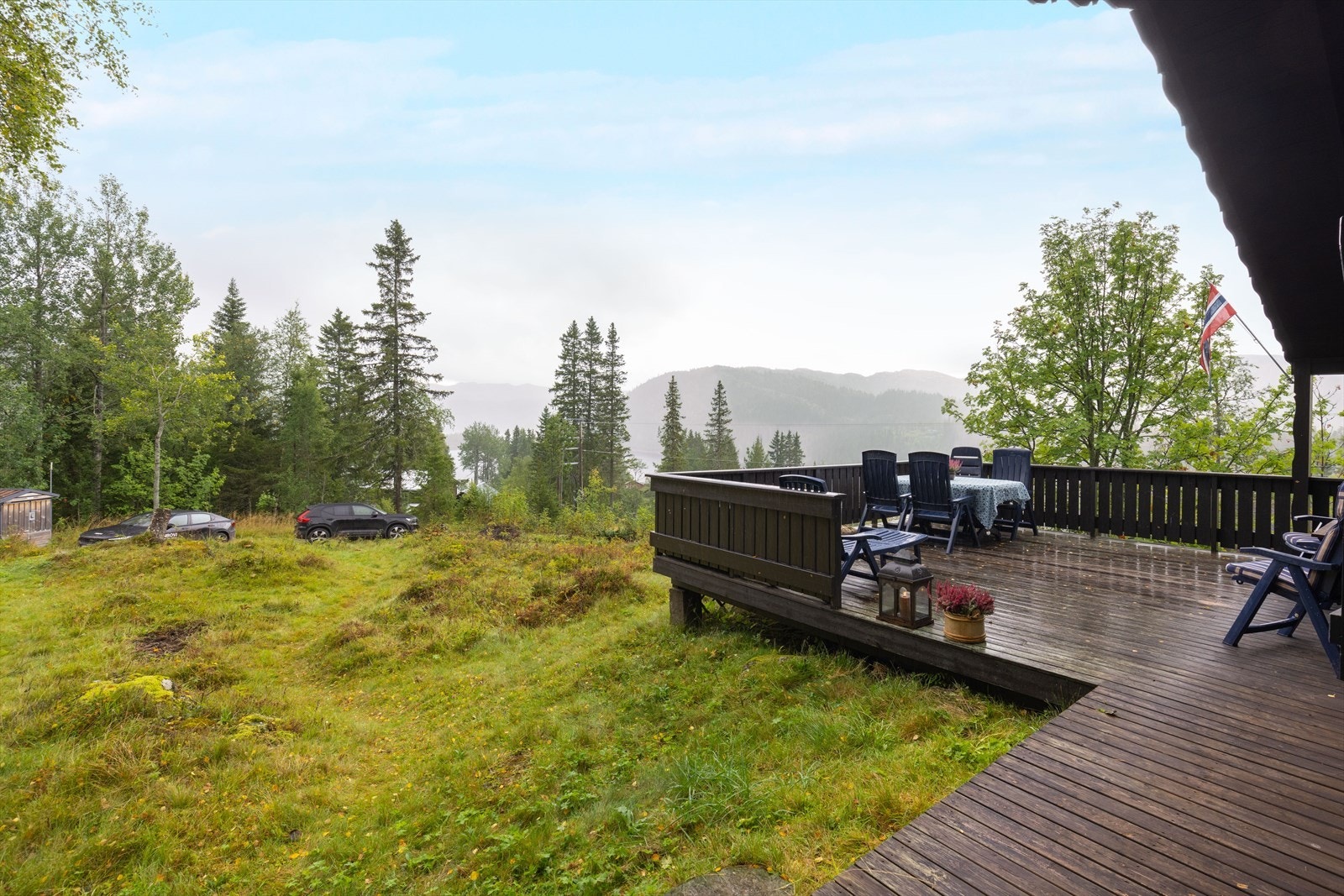 Bondalsvegen 1535 er en sjarmerende fritidsbolig med attraktiv beliggenhet og nydelig utsikt, samt store terrasseområder med gode solforhold. Galleribilde