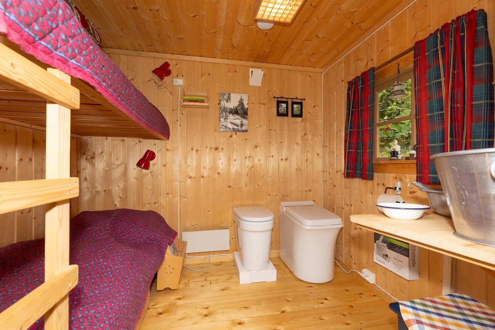 Toalettrommet innehar et Cinderella toalett med urinal på siden. Galleribilde