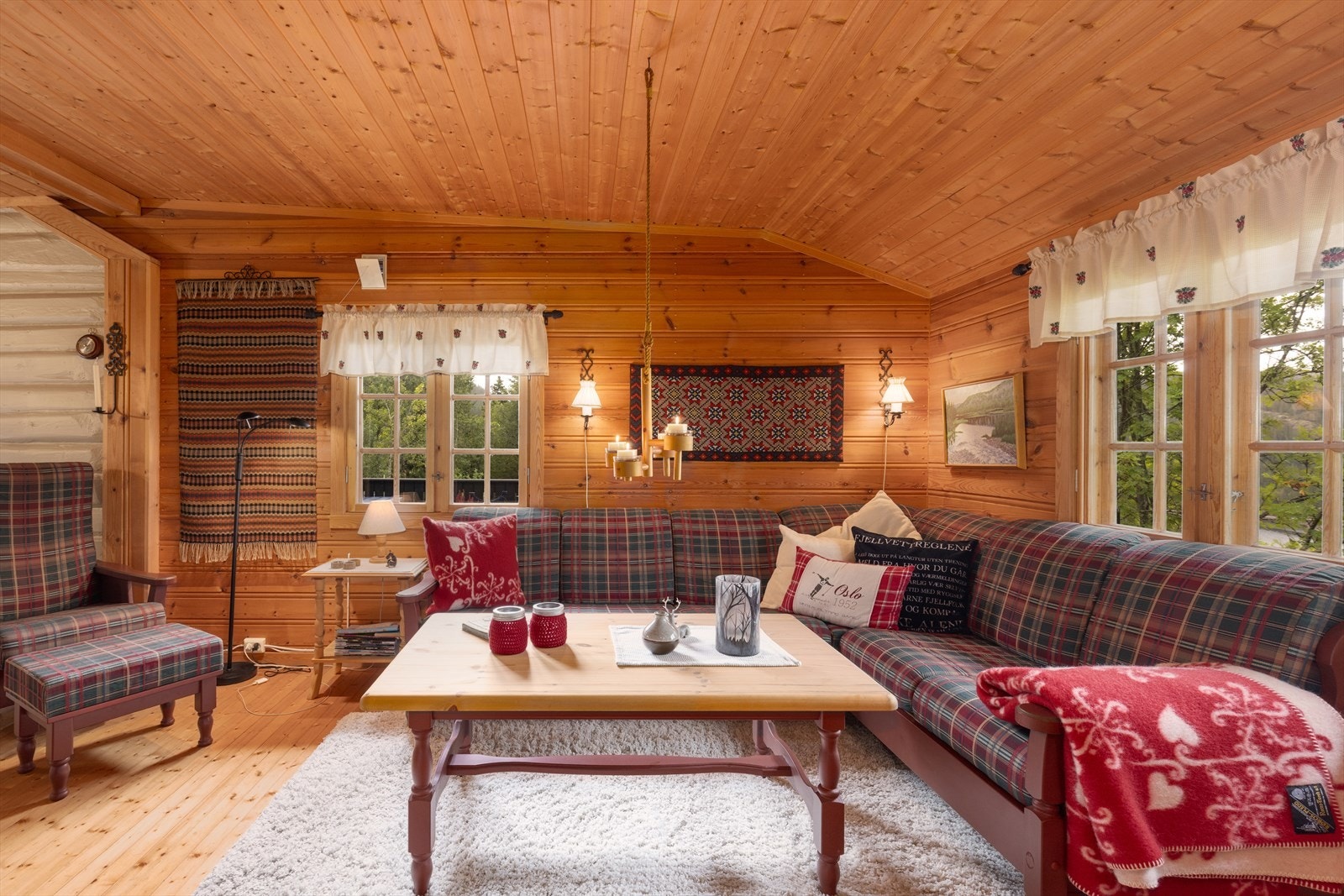 Vinduene slipper rikelig med naturlig lys inn i rommet. Galleribilde