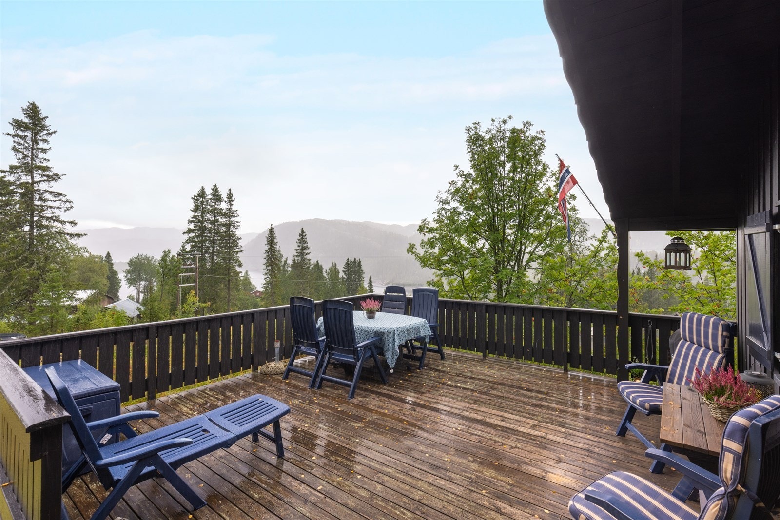 Koselig hytte med stille og rolig beliggenhet, og med utsikt mot Bonsvann og kulturlandskapet i Bondal. Bilvei helt frem. Galleribilde