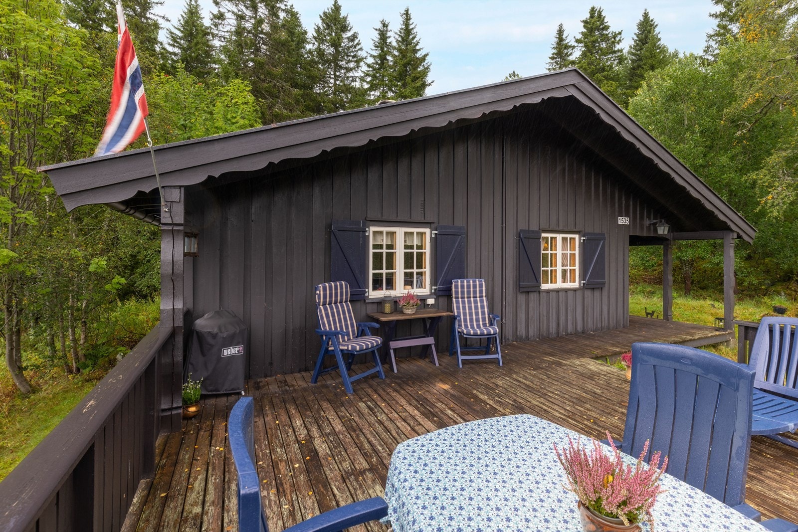 Stor veranda med god plass for utemøblement og grill. Galleribilde