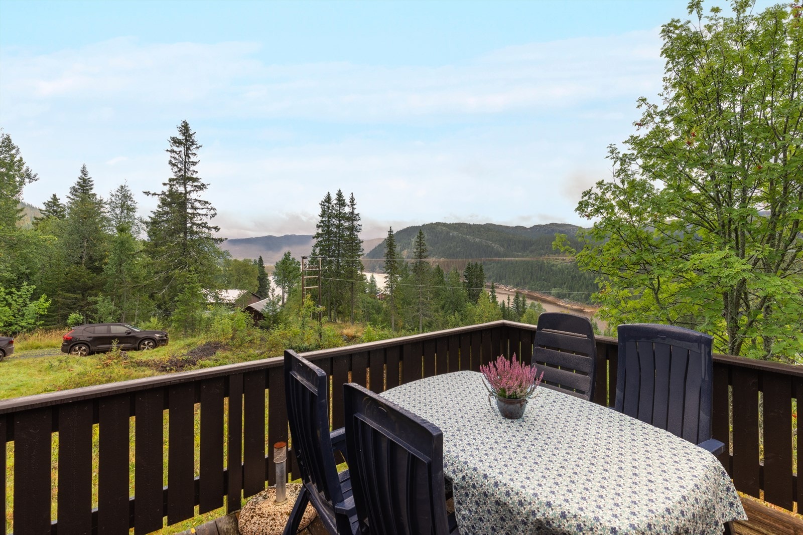 Her er det nydelig utsikt mot Bonsvann og kulturlandskapet i Bondal. Galleribilde