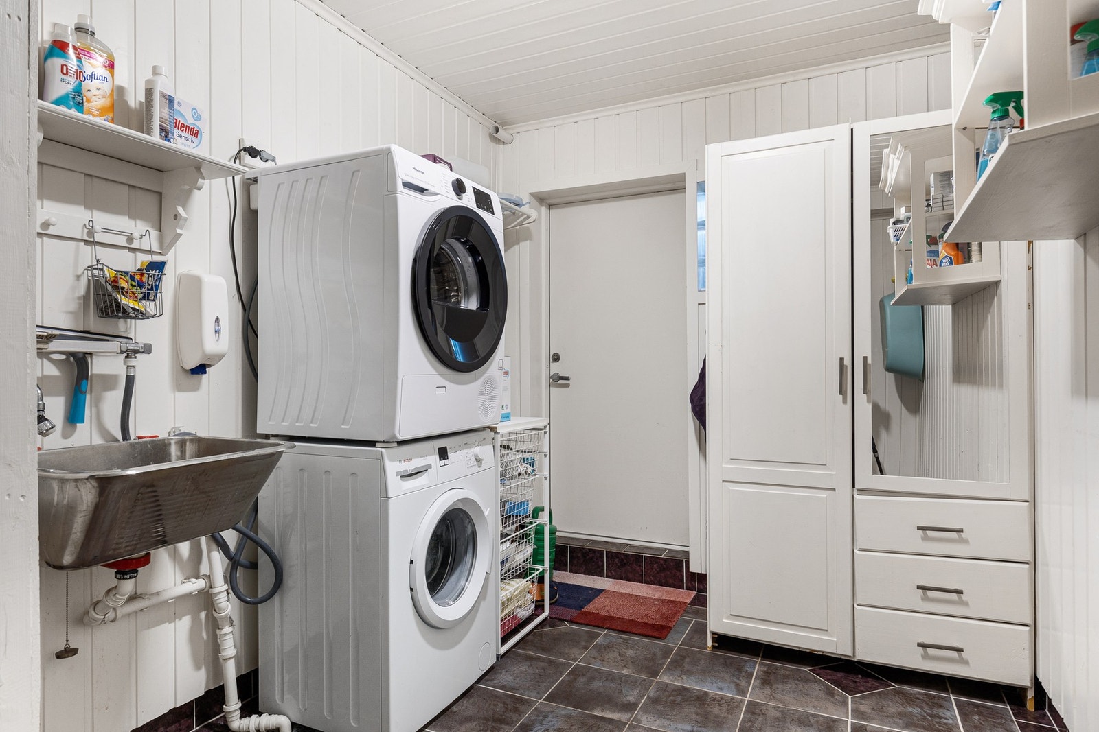 Praktisk vaskerom med egen inngang fra utendørs Galleribilde