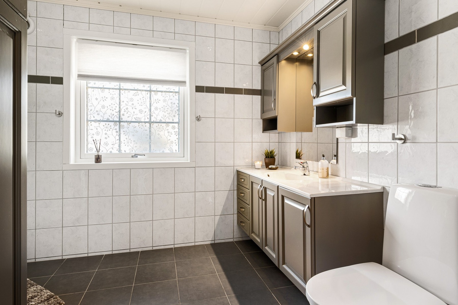 Flott flislagt bad i hovedetasje Galleribilde