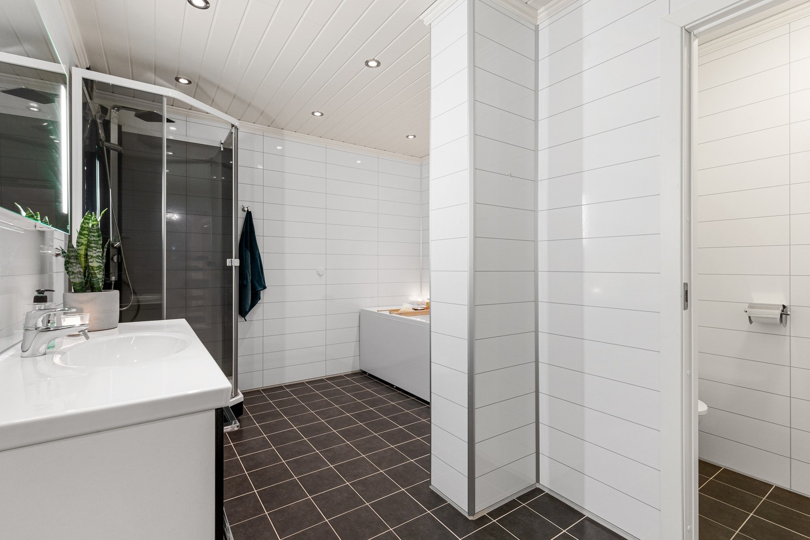 I underetasjen har du et elegant bad med badekar og dusjkabinett Galleribilde