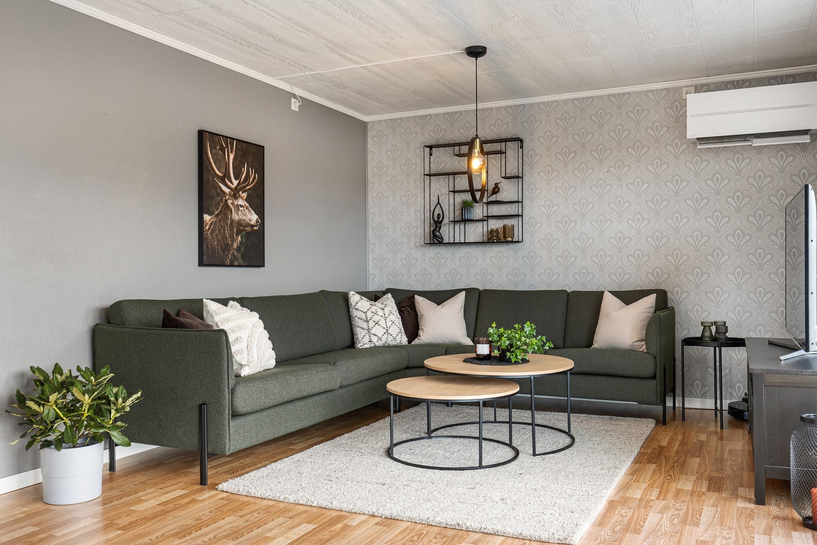 Stuen har varmepumpe og vedovn Galleribilde