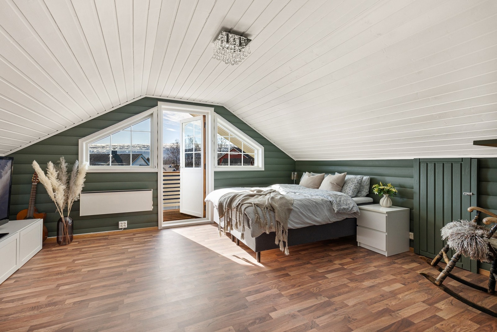 Svært romslig soverom med egen balkong Galleribilde