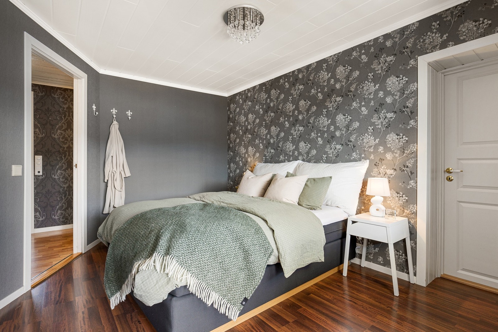 Døren på soverommet tar deg videre til garderobe, så til et kontor Galleribilde