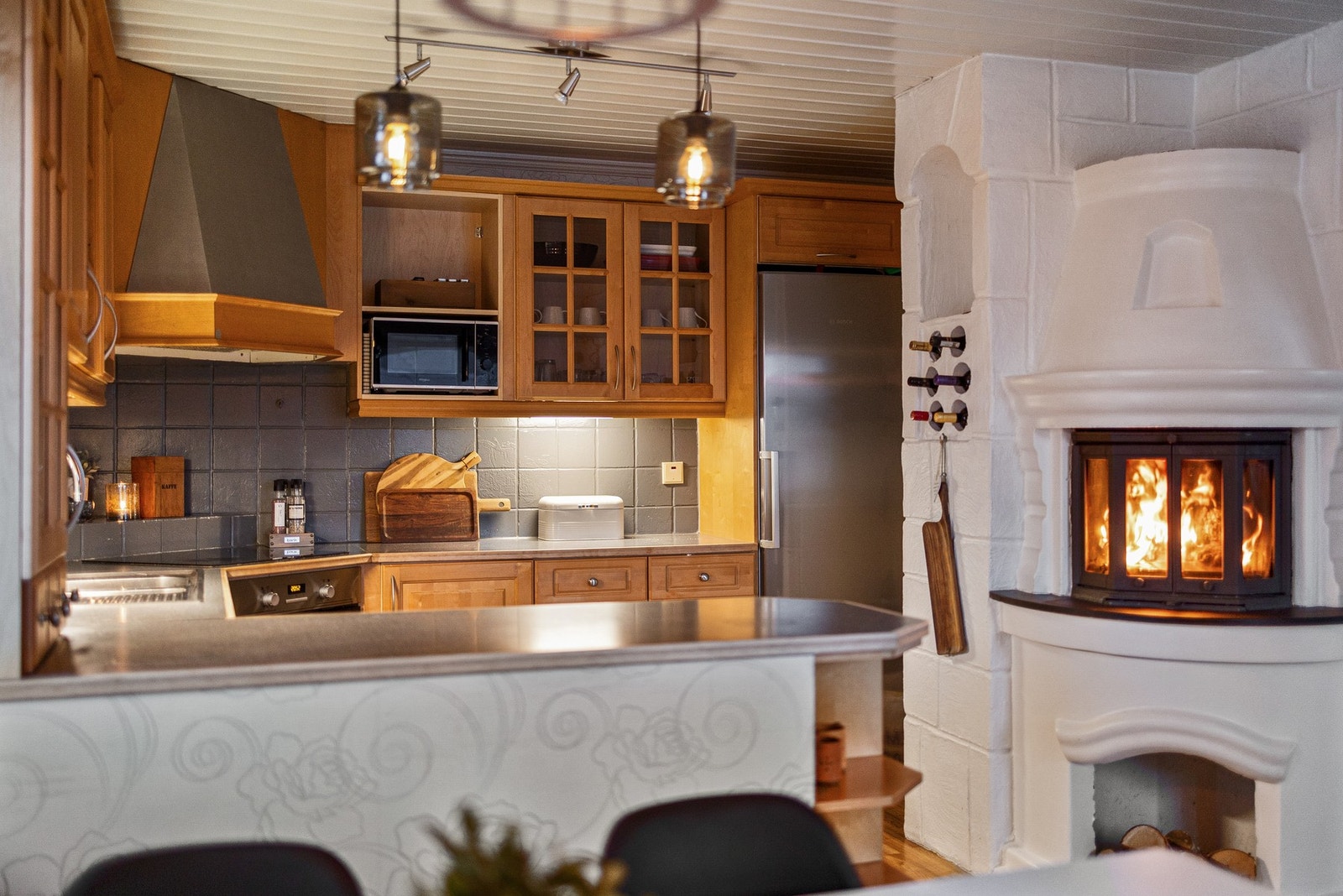 Flott kjøkken med vedovn som varmer godt Galleribilde